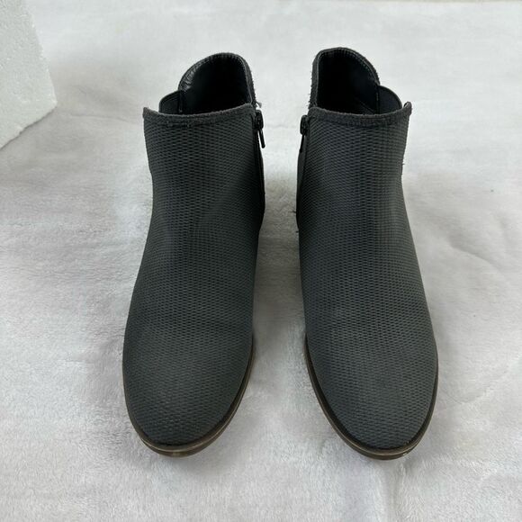 Kensie Women's Size 7.5 Gerona Ankle Bootie Gray Perforated Leather Casual Comfy - Picture 2 of 7